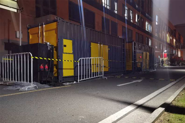 迎江柴油发电机组的输出电压是如何调节的？